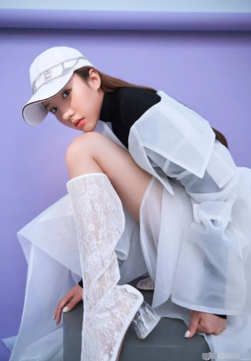 蘿莉臉太騙人！竟是隱形高個，看臉150看腿170，原來錯怪男星矮了