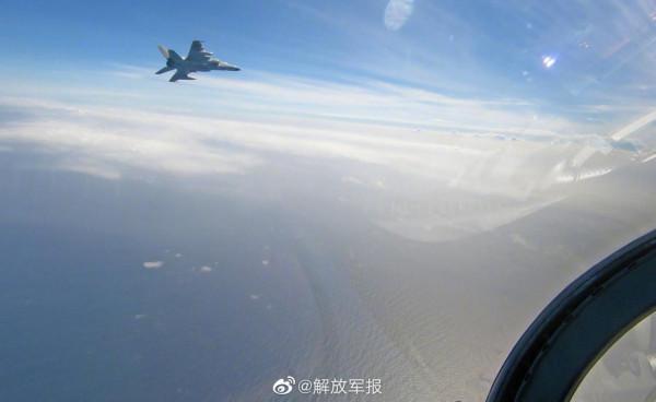 高畫質酷圖！看海軍戰機鏖戰雲端