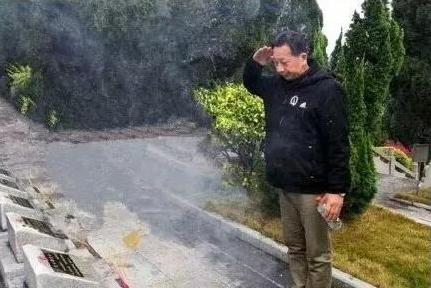 “烈士”死而復生，被取消一等功，37年後在自己墓碑前痛哭不止