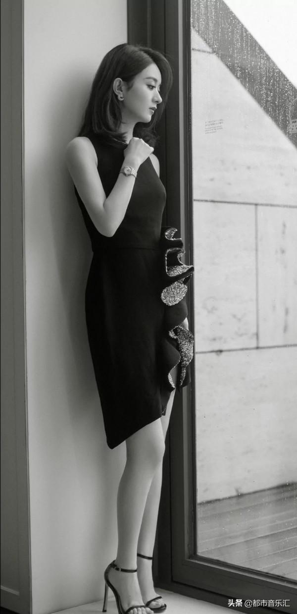 趙麗穎衣著簡樸自信大方，五官跟現在一樣沒變化