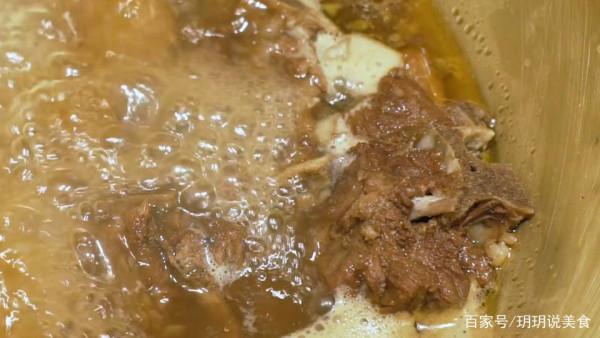 北京128元一斤的美食，一根有半米長，邊吃邊嗦才是正宗吃法