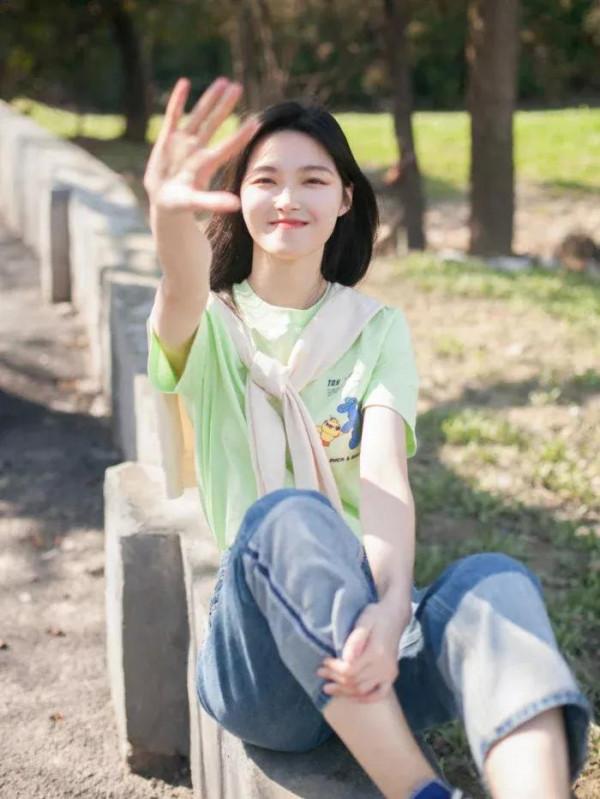 基礎款這麼穿更有氣質,淺綠色T恤配牛仔褲減齡時髦,青春感滿分 基礎款這麼穿更有氣質,淺綠色T恤配牛仔褲減齡時髦,青春感滿分