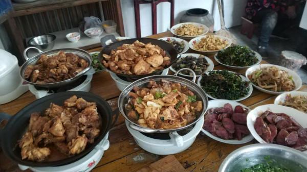 吃剩飯剩菜在農村是普遍現象,如果真有問題也就沒人敢吃了 吃剩飯剩菜在農村是普遍現象,如果真有問題也就沒人敢吃了