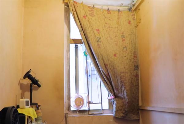 香港54歲大叔住6㎡劏房:蝸居生活大半輩子,夏天太熱得用4臺電扇 香港54歲大叔住6㎡劏房:蝸居生活大半輩子,夏天太熱得用4臺電扇