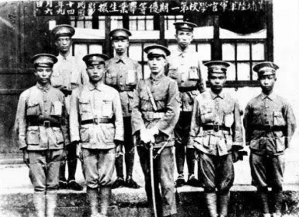 1956年陳賡帶一少年來到中南海，碰見周恩來，陳賡：你看他像誰？