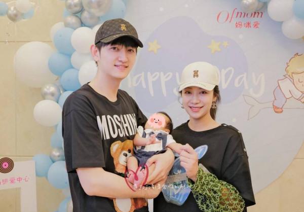 《花千骨》殺阡陌一家三口出遊,馬可笑著看著小菠蘿父愛滿滿 《花千骨》殺阡陌一家三口出遊,馬可笑著看著小菠蘿父愛滿滿