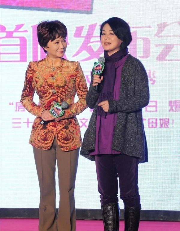 60歲蔡明穿衣不裝嫩，印花上衣優雅得體，但筆挺的褲縫太有年代感