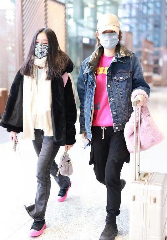 馬伊琍母女年後機場首秀，13歲長女拎大牌包穿皮草，比媽媽還大牌