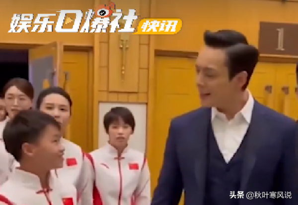 全紅嬋與陳偉霆交談,期間竟走錯路,難道是被陳偉霆的帥震到? 全紅嬋與陳偉霆交談,期間竟走錯路,難道是被陳偉霆的帥震到?