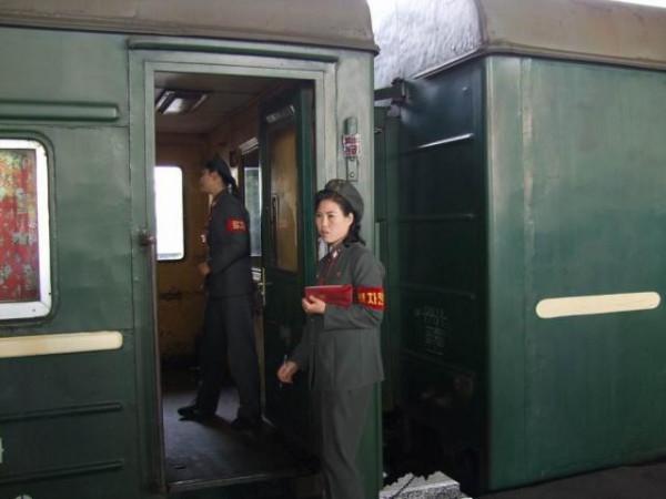 朝鮮觀察，坐綠皮火車去朝鮮旅遊是啥體驗？
