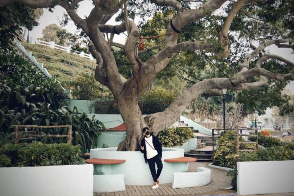 任嘉倫街頭隨拍，白色毛衣搭配黑色襯衣，清爽帥氣，滿滿男友風