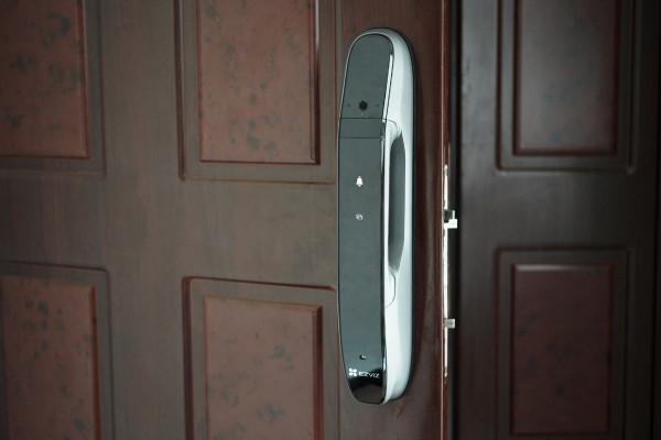 創新無止境，螢石這款影片鎖開啟了全家刷臉開門時代