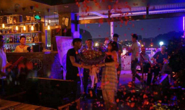 6年前,90後四川小夥楊灘,娶了80後英國女歌手,後來過得好嗎? 6年前,90後四川小夥楊灘,娶了80後英國女歌手,後來過得好嗎?