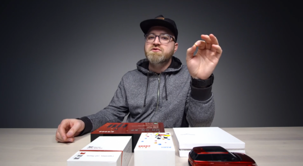 美國小夥斥巨資買中國老年手機，想證明質量不好，測試後連買10臺