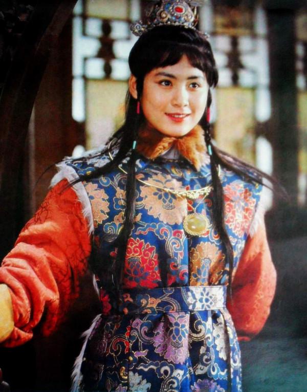 反串“賈寶玉”走紅，當紅時患病臉部變形，夏菁如今過得如何？