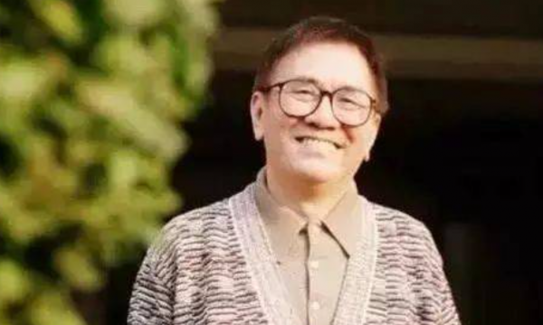 第一個甩了謝賢的女人，因慈善向那英下跪，蕭芳芳到底是什麼來頭