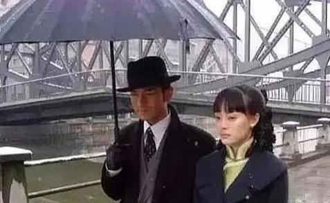 同是給馮程程打傘,周潤發版與黃曉明版,告訴你明星與演員差距 同是給馮程程打傘,周潤發版與黃曉明版,告訴你明星與演員差距