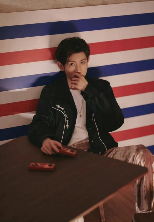 王源復古摩登造型大片