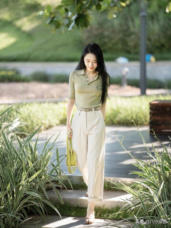 秋天，“針織衫”的洋氣穿法是這樣的，搭配半身裙簡約利落，真美