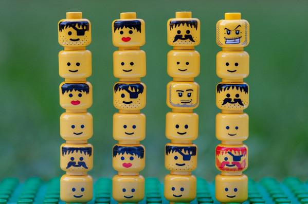 把樂高吃掉，然後在屎裡找它。這群人怎麼想的？