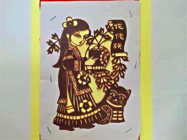 仡佬族剪紙教程:都說花兒美,美麗的仡佬族姑娘比花還美 仡佬族剪紙教程:都說花兒美,美麗的仡佬族姑娘比花還美