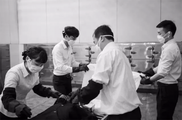 中國入殮師，花8小時修復吊車碾壓過的屍體，採訪稱：這是在積善