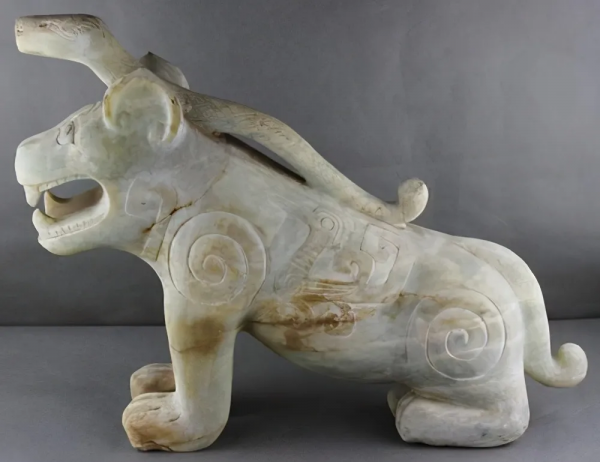 破譯三星堆：青銅大立人拿的是什麼？龍鳳圖騰起源於蛇鳥崇拜？