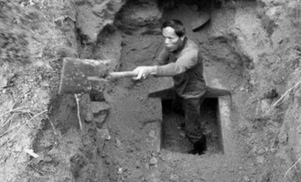 民間盜墓奇案:貌美女孩失蹤不見,卻被盜墓賊發現和老頭合葬墓中 民間盜墓奇案:貌美女孩失蹤不見,卻被盜墓賊發現和老頭合葬墓中