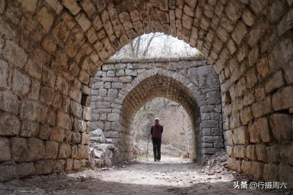 7旬大叔獨守500年古堡，1臺電視機用了30年，看他活成啥樣