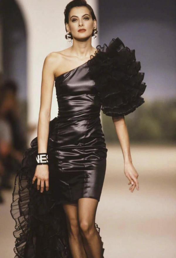 80年代的造型至今仍典雅，每一套都值得借鑑，不愧是最時髦的女人