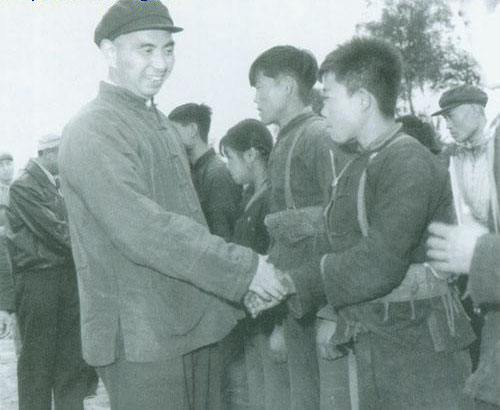 他是原北京軍區司令，42歲授上將，64歲任副總參謀長，長子是少將