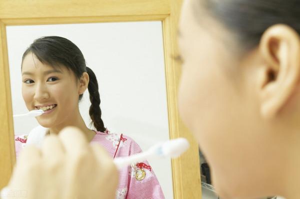 鏡子裡的陌生人，是生活對我們的警示