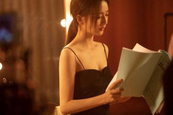 佟麗婭離婚後驚豔綻放！穿中國紅裙出演MV比趙麗穎美，跳舞好唯美