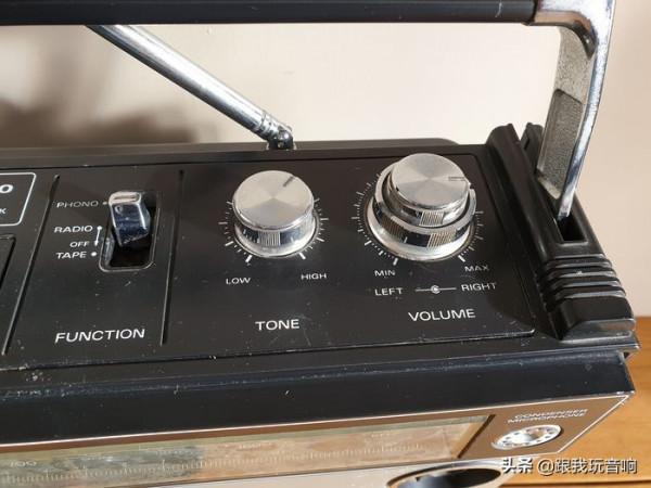 三洋SANYO在1979年推出的M-4500行動式立體聲盒式收錄機音響 三洋SANYO在1979年推出的M-4500行動式立體聲盒式收錄機音響