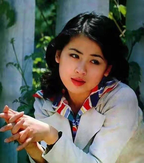 反串“賈寶玉”走紅，當紅時患病臉部變形，夏菁如今過得如何？