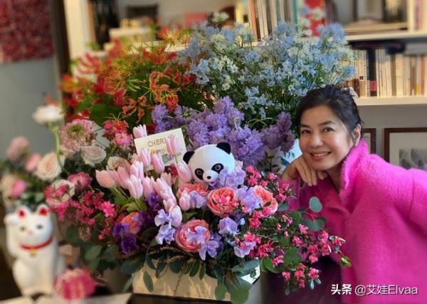 鐘楚紅慶62歲生日，穿立領芭比粉偶像包袱重，五官精緻大鼻子搶鏡