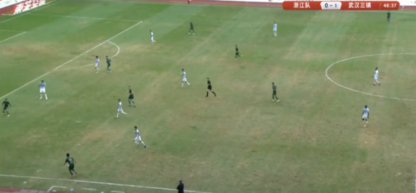 讓人不敢相信啊!球場沒有草皮,中甲聯賽更像是在踢沙灘足球 讓人不敢相信啊!球場沒有草皮,中甲聯賽更像是在踢沙灘足球