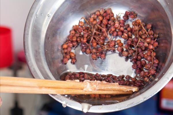 調白菜餡,用鹽殺水是錯的,牢記1個訣竅,白菜爽脆多汁,不出水 調白菜餡,用鹽殺水是錯的,牢記1個訣竅,白菜爽脆多汁,不出水