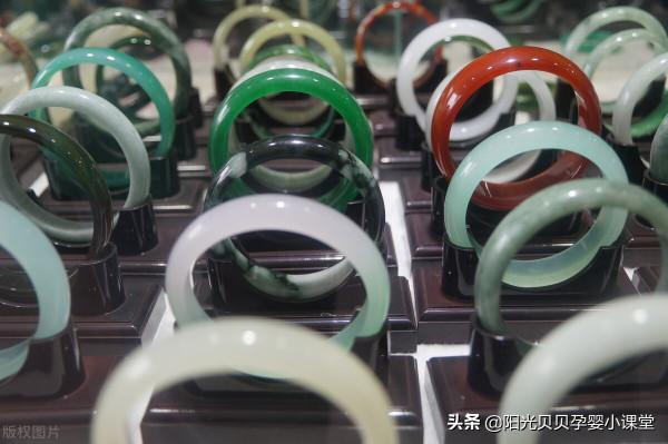 孕期這種首飾最好不要戴，對寶寶的健康威脅很大，還是取下來吧