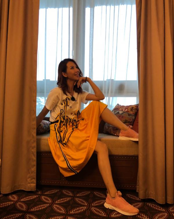 蔡少芬不愧是港姐出身，47歲穿綠色印花裙，臉龐還似少女一樣嫩