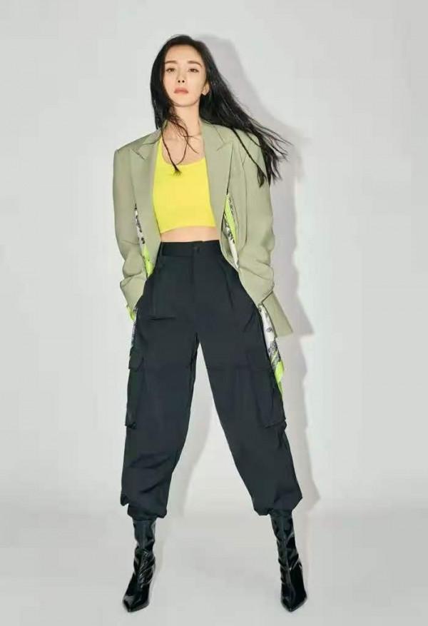 “楊冪”瘦得過分了,穿棒球服配緊身褲亮相,“雙腿比胳膊還細” “楊冪”瘦得過分了,穿棒球服配緊身褲亮相,“雙腿比胳膊還細”