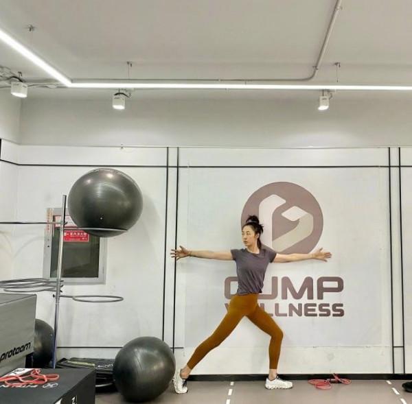 白百何大方曬體重！122斤令網友直呼不敢信，健身照曝光表情痛苦