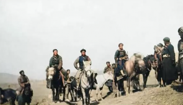 真實清末亂世象，富人縱情享樂，貴族女子纖弱嬌媚，百姓一臉麻木