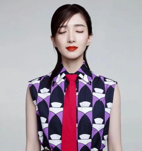 江疏影氣質真好，紅唇搭駝色大衣很有秋天的感覺，御姐範十足