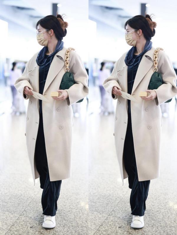 文詠珊私下也這麼時髦，穿著超短的牛仔夾克，還配個髮帶顯臉好小