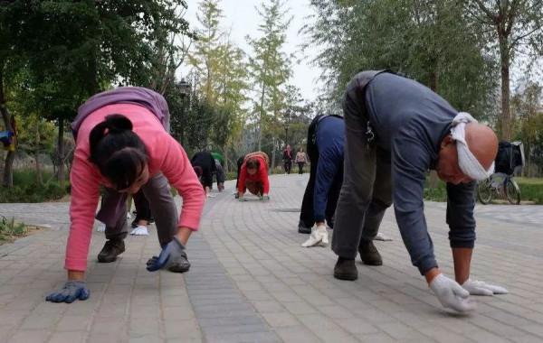 公園裡常見的這四種鍛鍊，對老年人健康有害，要遠離