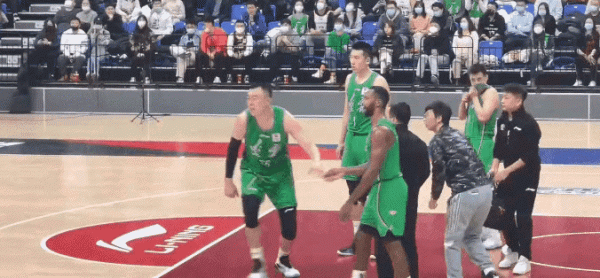 CBA：看球，還看個球啊！球迷反水、教練互罵、墊腳傷人，真亂