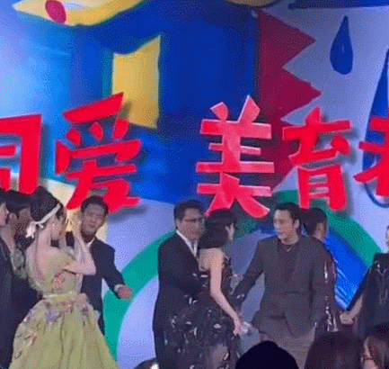 芭莎晚宴大合影曝光:景甜臉變形,宋茜被P上合照,惠英紅站C位 芭莎晚宴大合影曝光:景甜臉變形,宋茜被P上合照,惠英紅站C位