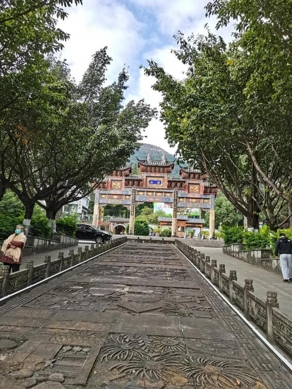 爬個瀘山居然累成一攤爛泥