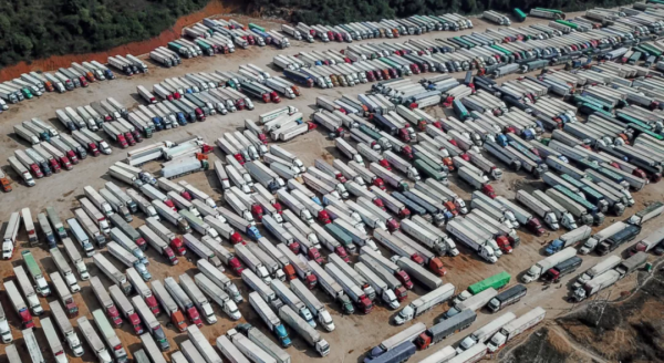越南5000車農產品堵在諒山,司機稱從未見過如此場面 越南5000車農產品堵在諒山,司機稱從未見過如此場面